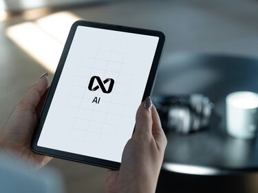 TÜV-Organisationen entwickeln Zertifizierung für vertrauenswürdige KI Tablet mit weißem Hintergrund auf dem AI steht.