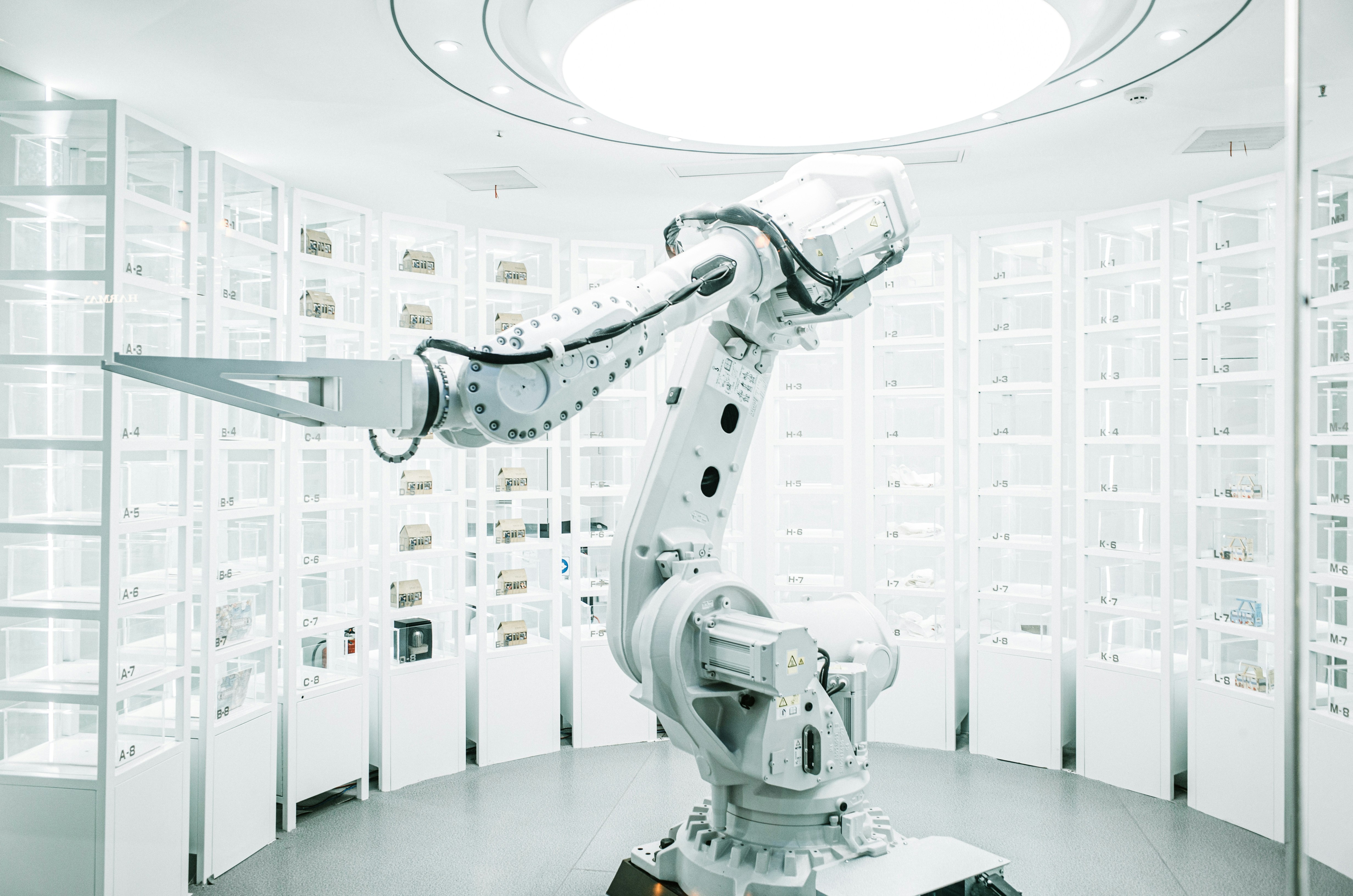 TÜV-Verband begrüßt AI Security Institute Roboterarm in einem weißen Labor